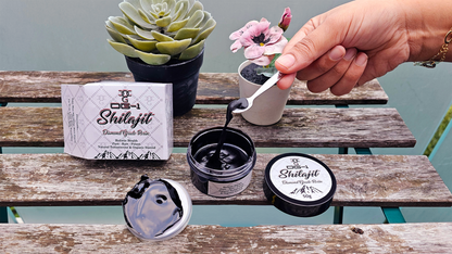 High Quality Outdoor OG1 Shilajit Photo Potraying Organic, Pure & Potent OG-1 Shilajit 50g Texture 